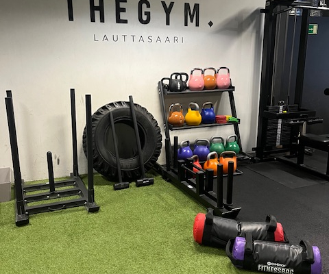 Välineet toiminnalliseen treeniin: kelkka, traktorinrengas, kahvakuulat, painosäkit